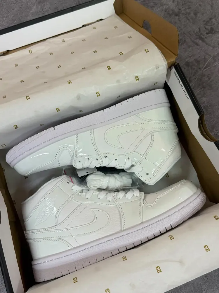 Jordan Retro 1 Mid "Triple White"
